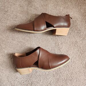 Size 11 Olive Street Charlie Congac Criss Cross Sip on Zip up 1" Flat